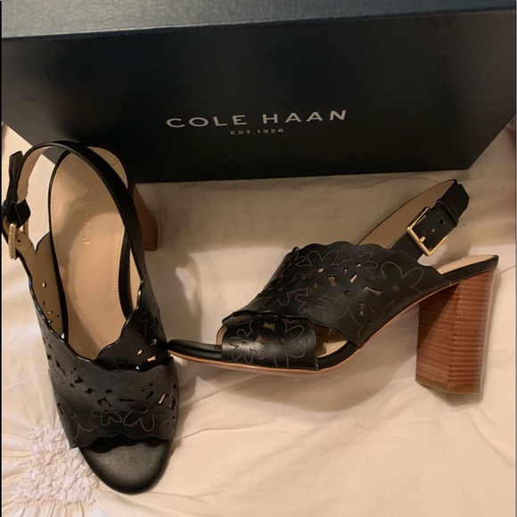 Cole Haan Black Foral leather cut sandals, size 7 - Picture 4 of 6